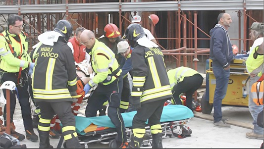 Morto il muratore colpito alla testa da una trave mentre lavorava in un cantiere al quartiere Cederna
