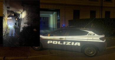 Fiamme in una palazzina in via Cattaneo: Polizia e Vigili del Fuoco mettono in salvo diverse persone anziane