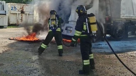 Giussano – Prende fuoco  un grosso autocarro; indagini per accertare le cause dell’incendio