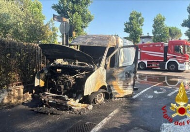 Nova – Forse per il caldo prende fuoco un furgone: intervengono i V.F.