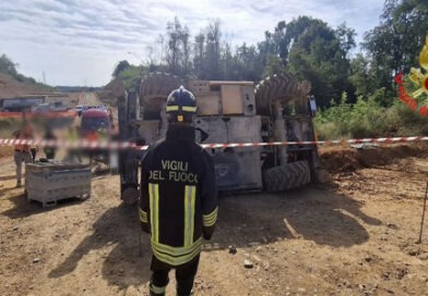 Arcore – Si ribalta una macchina operatrice: il conducente liberato dai VVFF